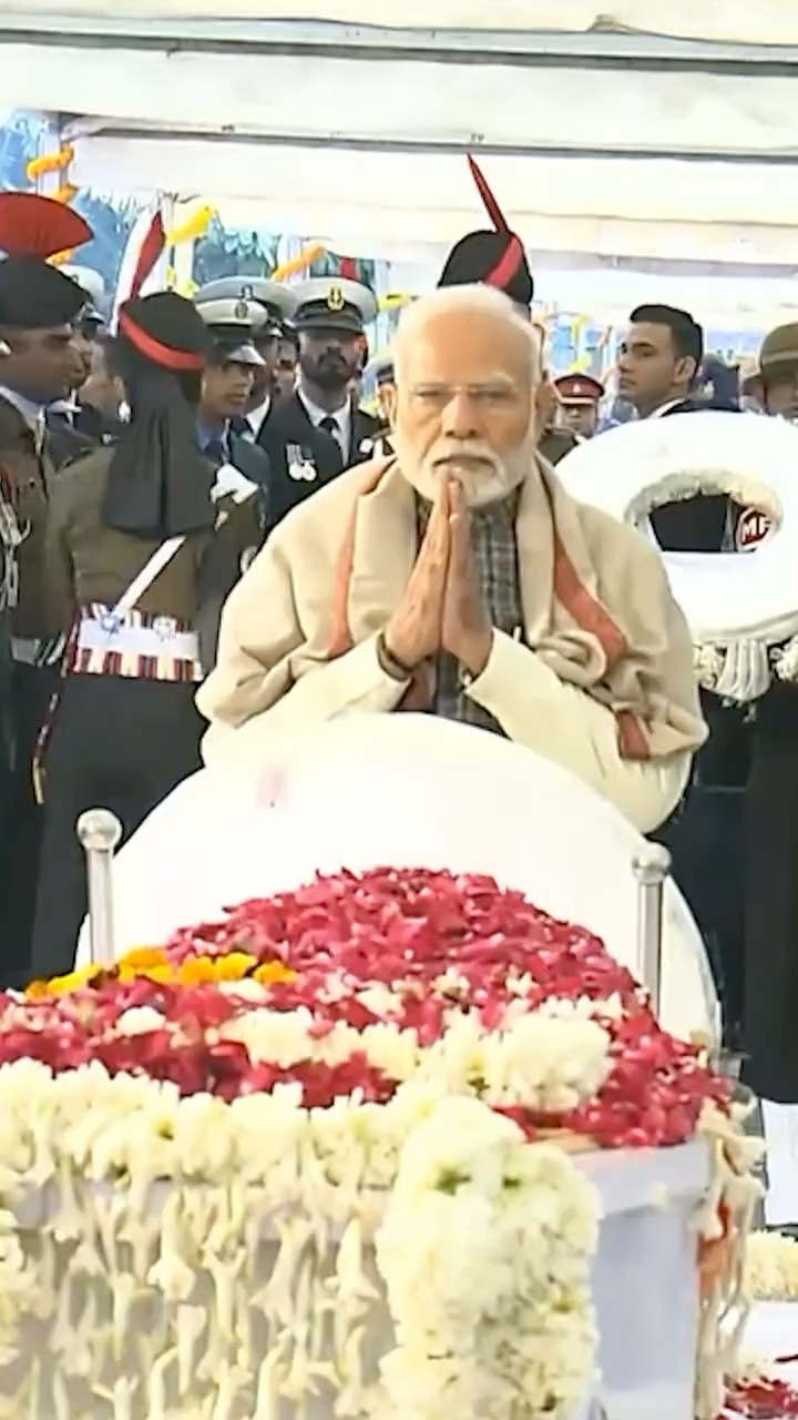 PM Modi pays tributes to former PM Dr. Manmohan Singh in New Delhi| #shorts